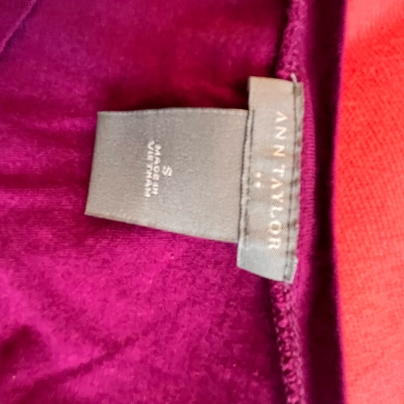 ~Ann Taylor~ Chic Pink Top with Floral Detail - Picture 5 of 6